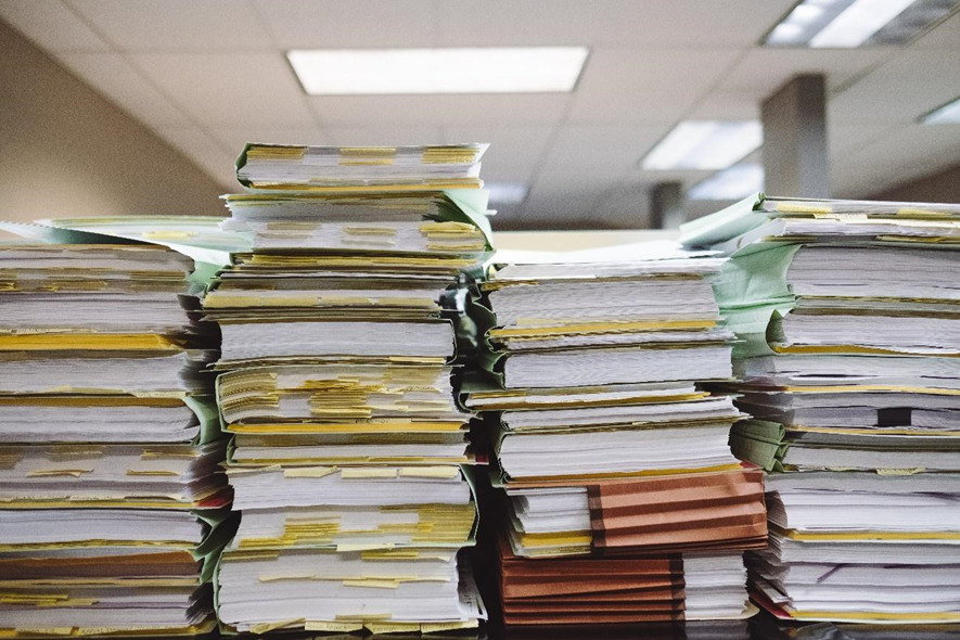船荷証券は海外貿易を行うにあたって、必要かつ重要な書類です。船会社によって発行される船荷証券は船積書類の一つであり、輸入者は船荷証券がないと貨物を受け取れません。  本記事では、船荷証券の役割について説明します。船荷証券の種類や発行の流れ、船荷証券より貨物が先に届いた場合の対処法について紹介します。