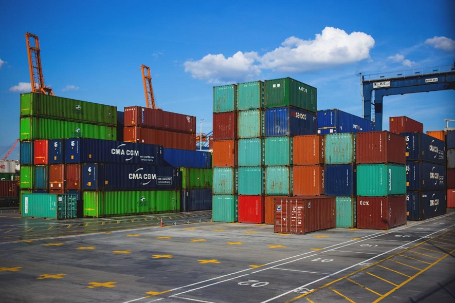 船荷証券は海外貿易を行うにあたって、必要かつ重要な書類です。船会社によって発行される船荷証券は船積書類の一つであり、輸入者は船荷証券がないと貨物を受け取れません。  本記事では、船荷証券の役割について説明します。船荷証券の種類や発行の流れ、船荷証券より貨物が先に届いた場合の対処法について紹介します。船荷証券は海外貿易を行うにあたって、必要かつ重要な書類です。船会社によって発行される船荷証券は船積書類の一つであり、輸入者は船荷証券がないと貨物を受け取れません。  本記事では、船荷証券の役割について説明します。船荷証券の種類や発行の流れ、船荷証券より貨物が先に届いた場合の対処法について紹介します。