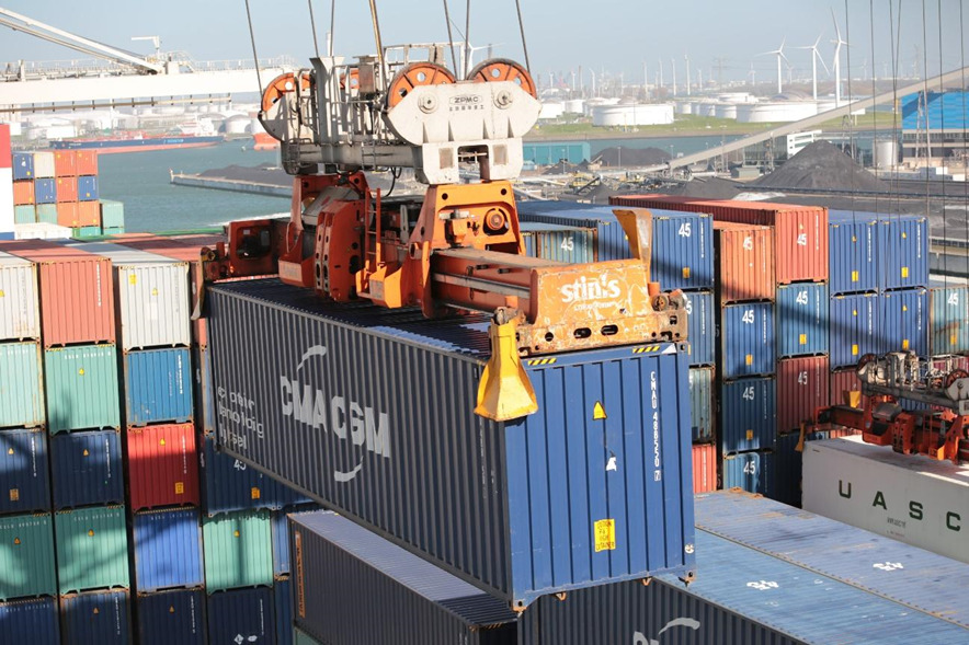 船荷証券は海外貿易を行うにあたって、必要かつ重要な書類です。船会社によって発行される船荷証券は船積書類の一つであり、輸入者は船荷証券がないと貨物を受け取れません。  本記事では、船荷証券の役割について説明します。船荷証券の種類や発行の流れ、船荷証券より貨物が先に届いた場合の対処法について紹介します。